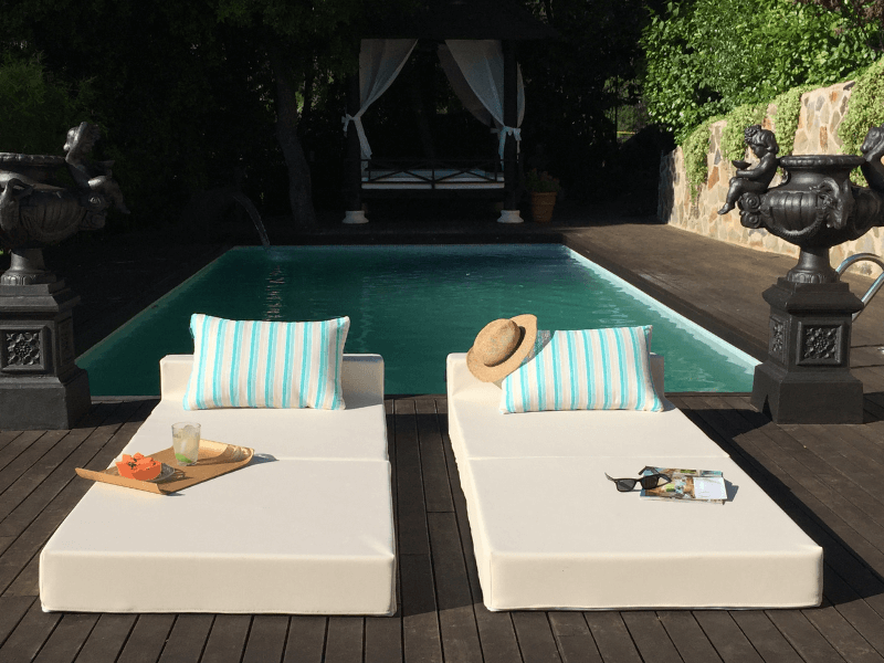 Chaises longues en mousse au bord d'une piscine